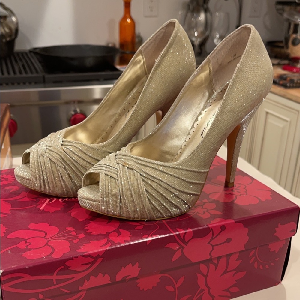 Gorgeous LuLu Townsend Gold Metallic PeepToe Pumps Size 7.5M
